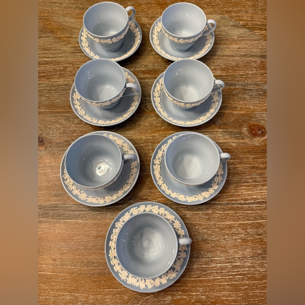 SET OF (7) WEDGWOOD ETURIA BARLASTON QUEENSWARE CREAM ON BLUE TEACUPS & SAUCERS
